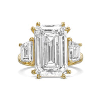 Emerald with Trapezoid Side Stones Diamond Engagement Ring